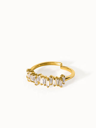 Goldener Ring mit klaren, länglichen Steinen von PURELEI, elegant und funkelnd.